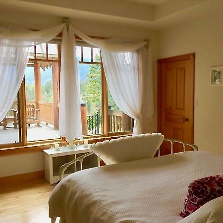The Lodge At Trout Creek Bed And Breakfast ภายนอก รูปภาพ