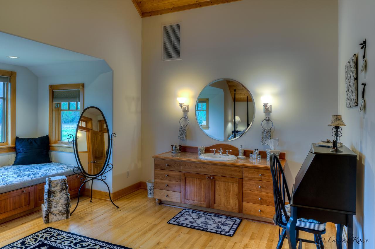 The Lodge At Trout Creek Bed And Breakfast ภายนอก รูปภาพ